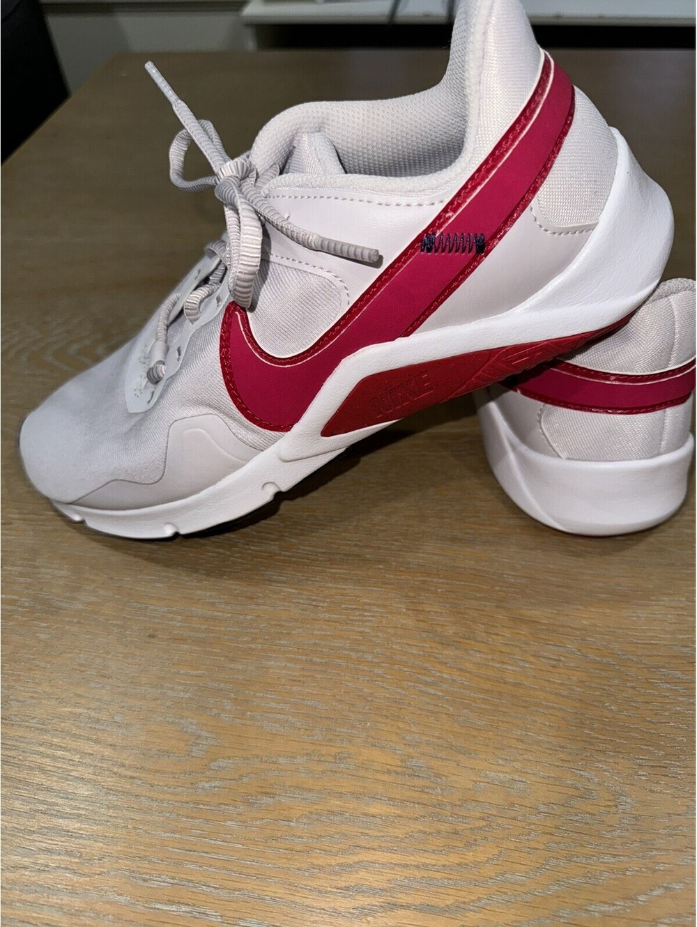 Nike Legend Essential 2 Sneakers Shoes Womens White Pink 9.5 Low Top Lace Up